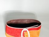 une ceinture munie d'une boucle, posée sur une surface blanche