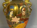 un vase sur lequel sont représentés une femme et un homme