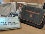 deux sacs et une couverture posés sur une table