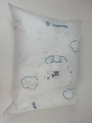 un oreiller orné d'un dessin, accroché au mur