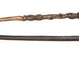 une paire de poignards anciens et usés sur fond blanc