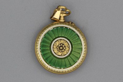 Montre de col en or rehaussée d’email vert dans un décor rayonnant. P1 - Photo 1