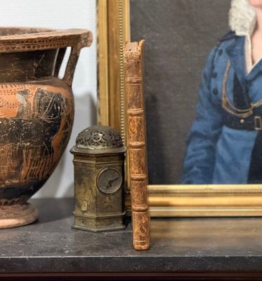 une photo d'une femme en robe bleue et d'un vase posé sur une étagère