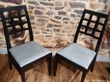 deux chaises assises l'une à côté de l'autre sur un plancher en bois