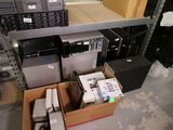 de nombreux appareils électroniques dans une boîte posée par terre