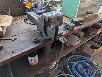une machine posée sur un établi