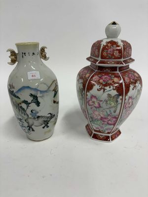 deux vases posés l'un à côté de l'autre sur une surface blanche