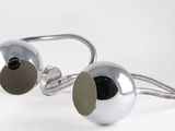 une paire de lunettes en métal argenté avec des verres noirs sur fond blanc