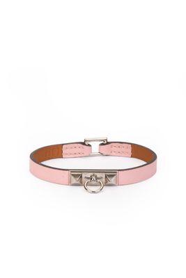 un bracelet en cuir rose muni d'un fermoir en métal argenté