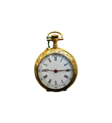 une montre de poche en or avec des chiffres romains sur le cadran