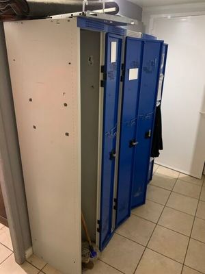 trois casiers au milieu d'une pièce dont la porte est ouverte