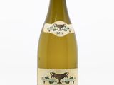 une bouteille de vin posée sur une table