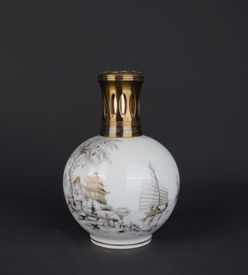 une image représentant un vase blanc avec un couvercle doré sur fond noir