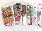 un lot de cartes posées sur une table
