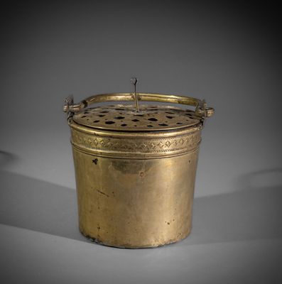 une vieille casserole en laiton avec un couvercle et une poignée