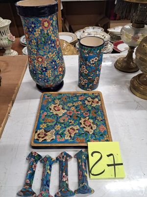 une table sur laquelle sont posés de nombreux vases et assiettes
