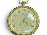 gros plan d'une montre de poche sur une surface blanche