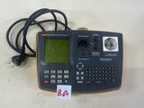 une calculatrice posée sur une table