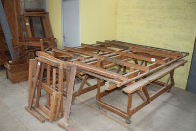plusieurs pièces de bois sont empilées dans une pièce