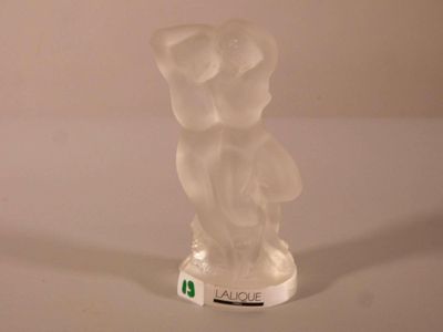 une figurine en verre représentant un homme et une femme posée sur une table