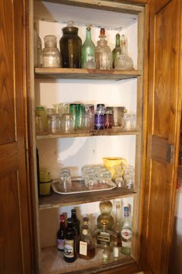 Dans une niche murale: parties de services de verre et alcoo… - Photo 1