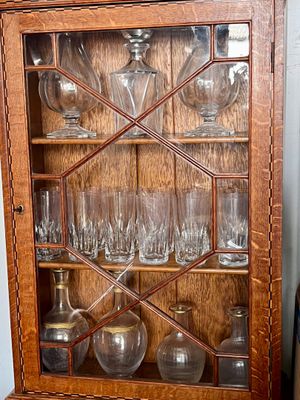 une vitrine contenant de nombreux verres