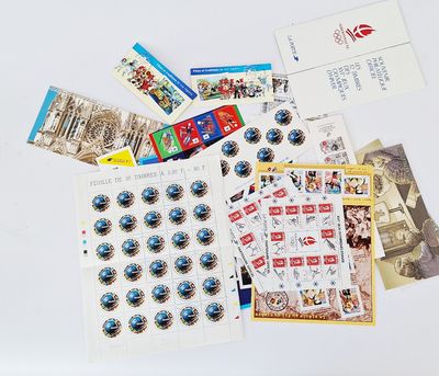 une pile de timbres et de cartes postales posée sur une table