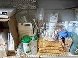une étagère sur laquelle sont disposés de nombreux articles dans un magasin