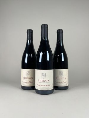 trois bouteilles de vin rouge posées sur une table