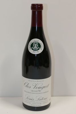 une bouteille de vin posée sur une table
