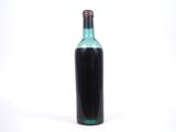 une bouteille de vin posée sur une table