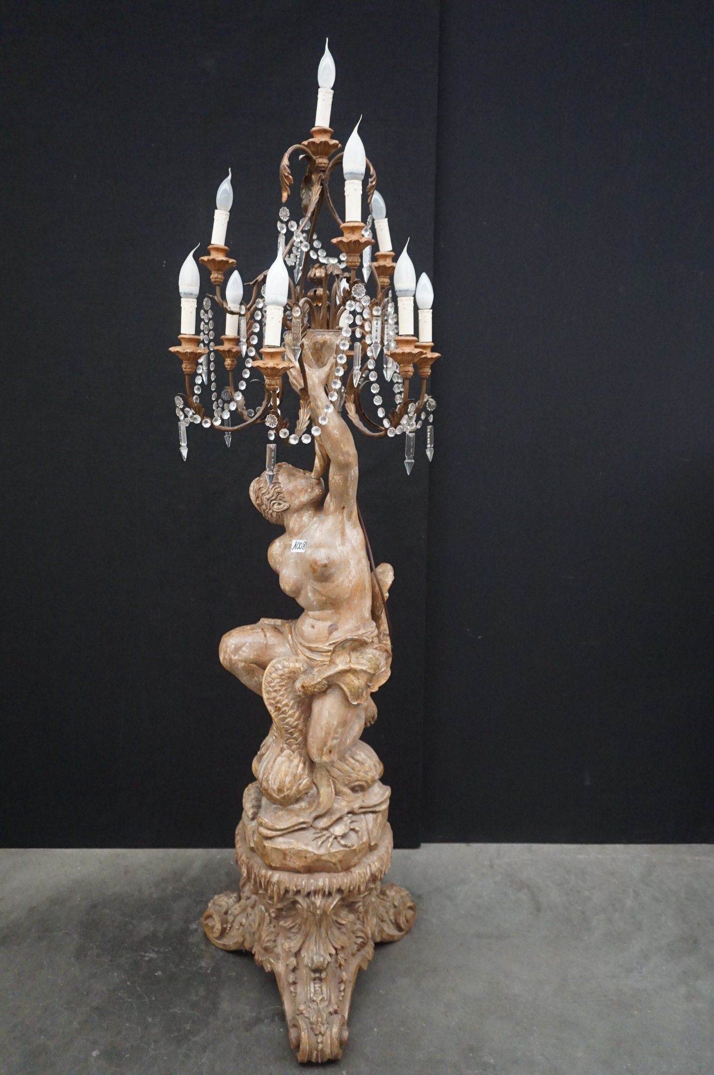 magnifique grand lampadaire en bois sculpté - soutenu par un…