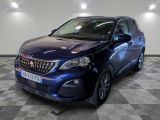 la voiture bleue est garée dans le garage sur un sol en damier