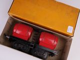 une boîte contenant deux wagons rouges