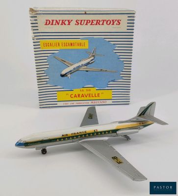 un petit avion en jouet posé à côté d'un paquet de cigarettes