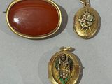 trois bijoux posés sur une table l'un à côté de l'autre