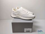 baskets en cuir blanc pour homme, avec semelles noires, présentées dans une boîte