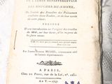 un vieux livre posé sur une table, avec une étiquette dessus