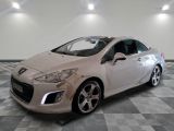 une photo d'une voiture blanche garée dans un garage