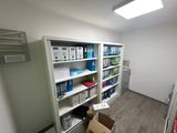 une boîte posée par terre devant une bibliothèque