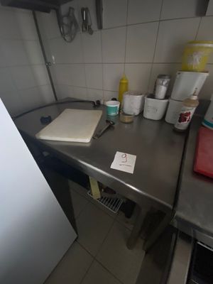 VENTE SUR DESIGNATION - LOT 9 - Un plan de travail rectangul…