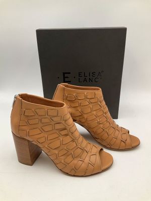 une paire de bottines en cuir beige, à bout ouvert et à talon carré