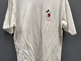 un t-shirt blanc avec un motif de Mickey Mouse sur le devant