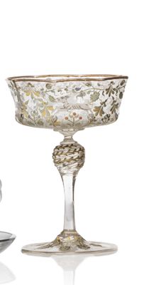 un bol en verre et une soucoupe posés l'un à côté de l'autre