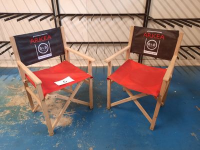 deux chaises assises l'une à côté de l'autre sur le sol