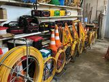 de nombreux types de tuyaux sur les étagères du garage