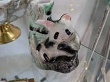 une vitrine en verre ornée d'une tête de chat
