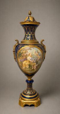 un grand vase orné d'une peinture, posé sur un socle