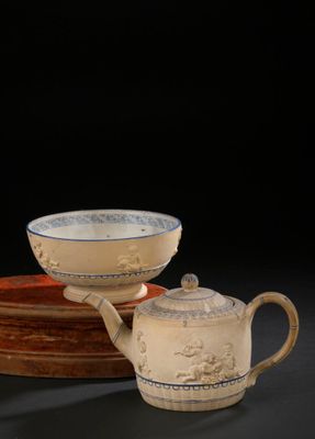 deux tasses et une soucoupe posées sur une assiette à fond noir