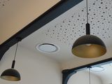 trois lampes suspendues au plafond d'un restaurant